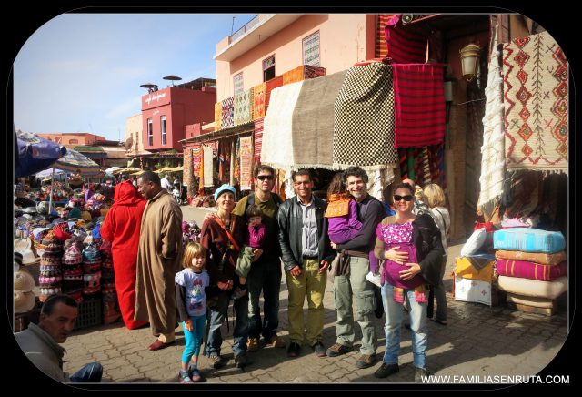 Marruecos con niños en el zoco de Marrakech