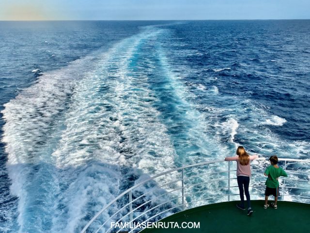 Ferry con niños