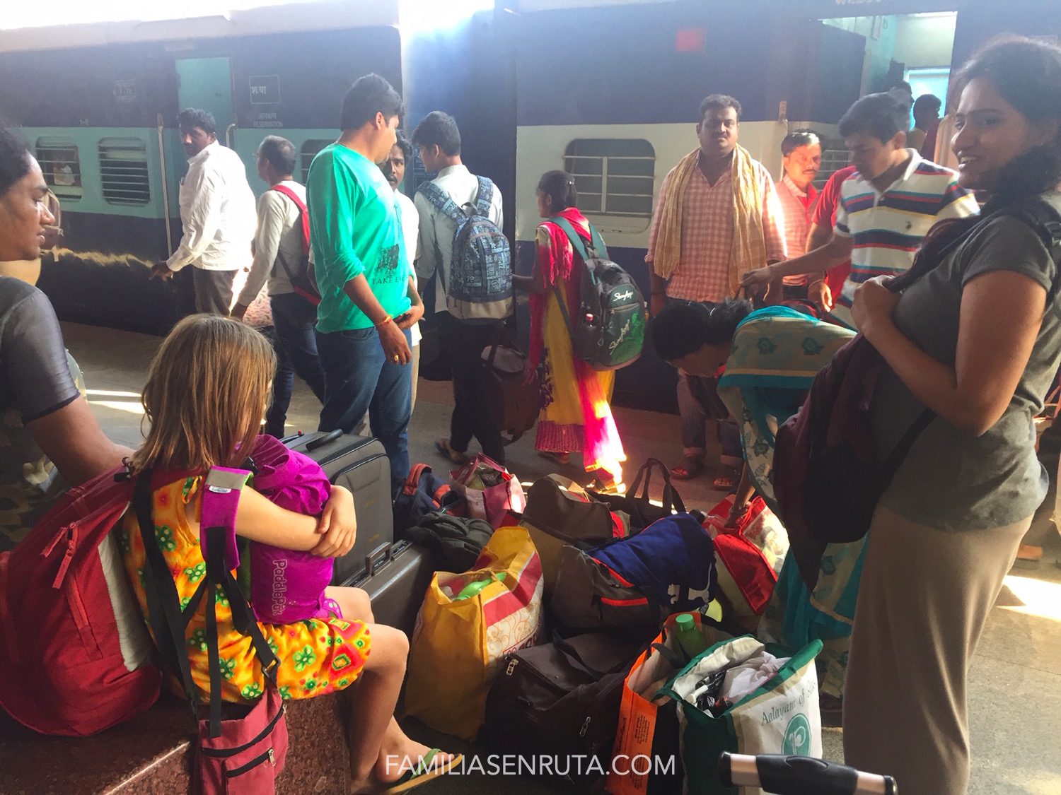 India con niños en tren